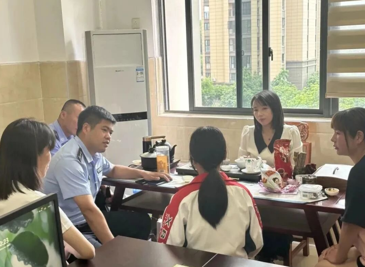 福建福安溪潭派出所“六一”法治进校园活动很“警”彩