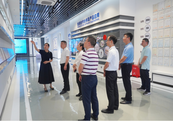 福建龙岩市政府副市长简洪坤一行来龙合智能调研指导