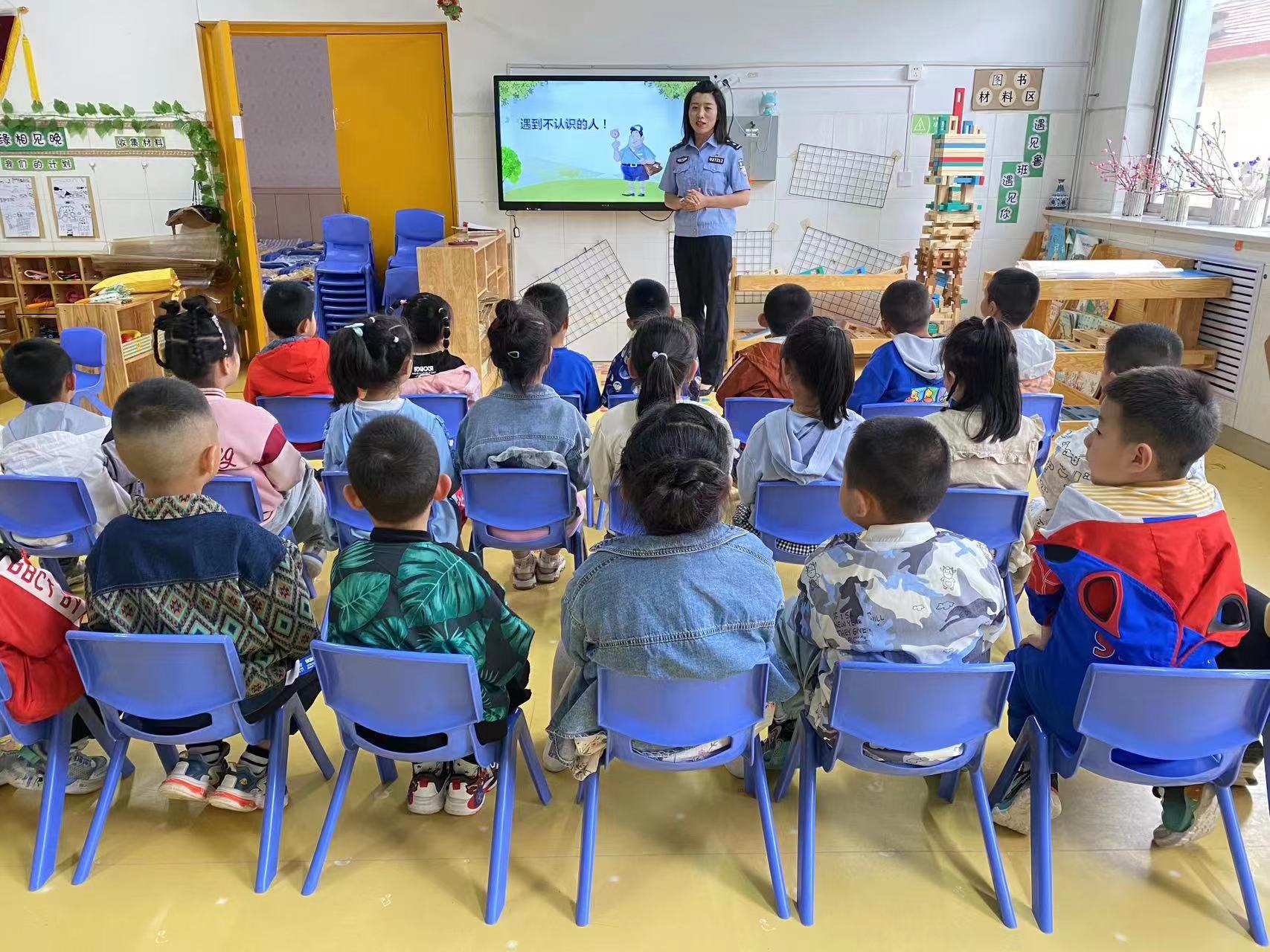 6.1榆社公安：迎“六一”送安全 榆社公安“警”相随2.jpg