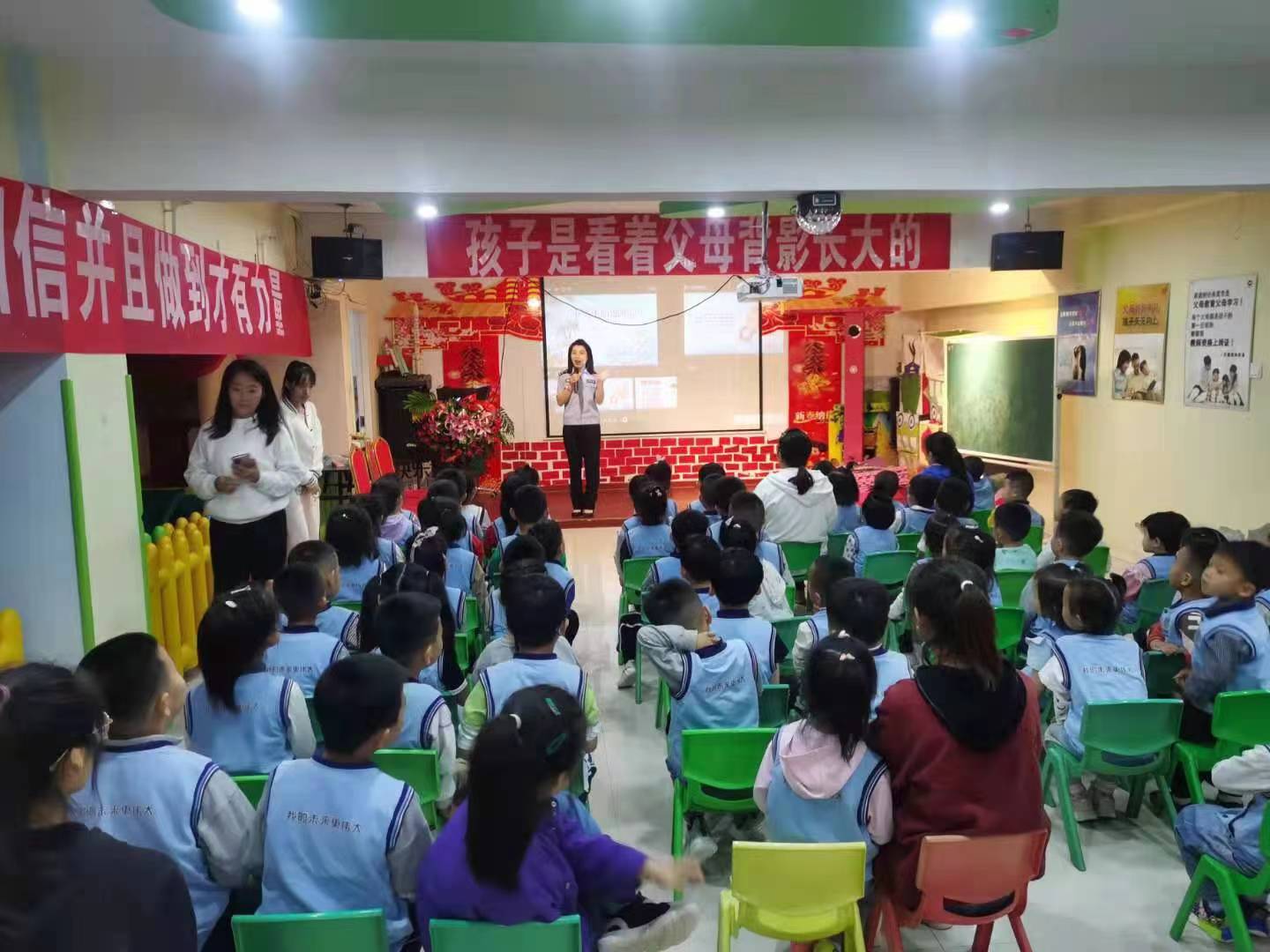 6.1榆社公安：迎“六一”送安全 榆社公安“警”相随4.jpg