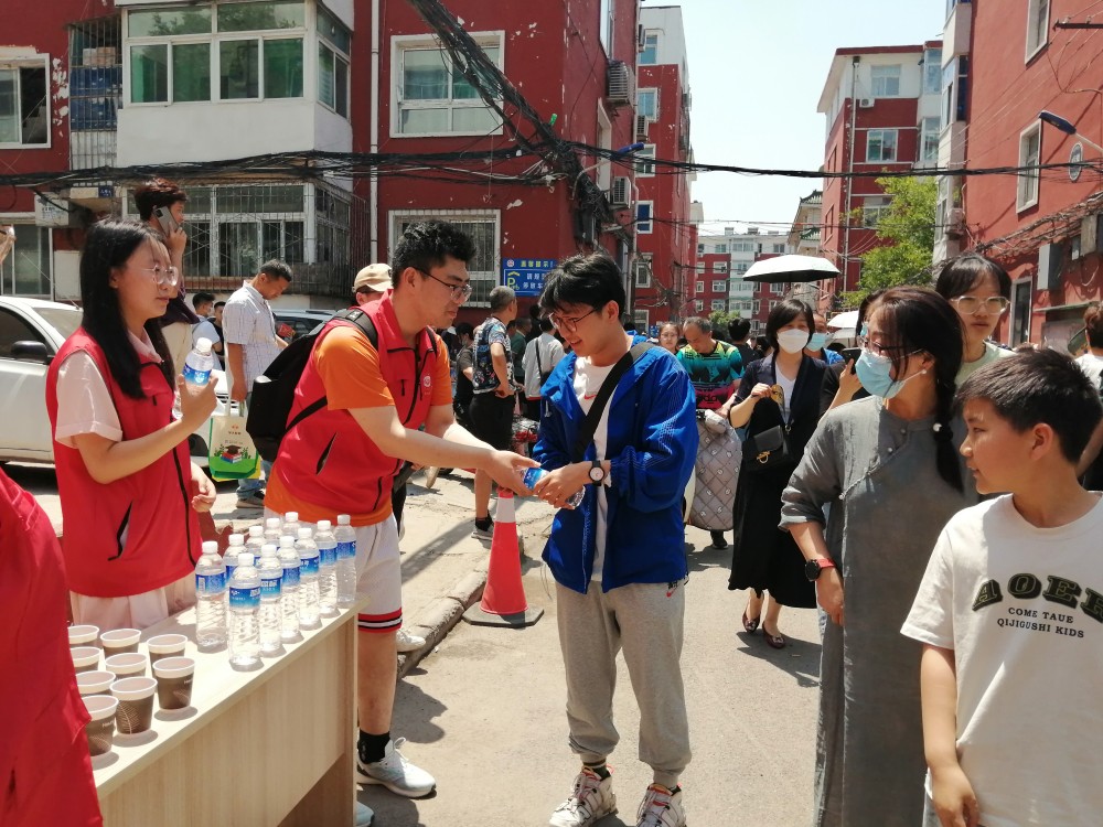 太原杏花岭区敦化坊街道：志愿服务助高考  心系学子送清凉