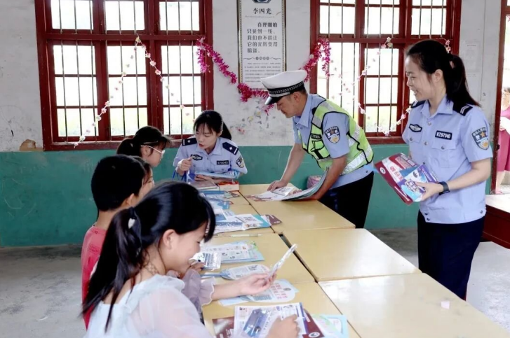 福建屏南县公安局深入贵溪村开展“平安三率”宣传活动