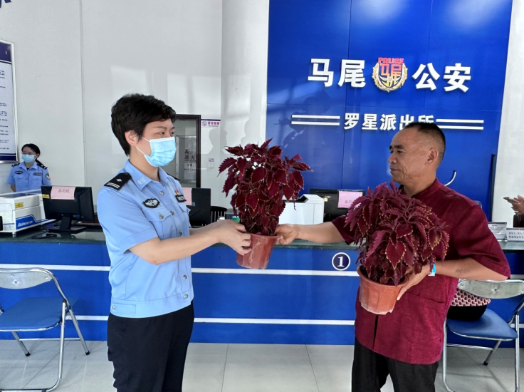 温情之花在福建福州罗星派出所户籍窗口绽放