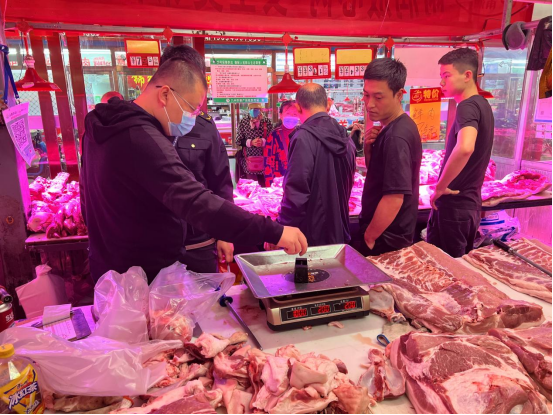 太原万柏林区和平街道对九州农贸市场猪肉制品商铺电子计量器具进行摸底调查