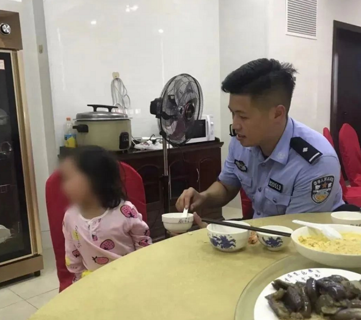 福建城阳派出所民警暖心救助群众“早上当完‘孙子’ 下午又当‘爹’”