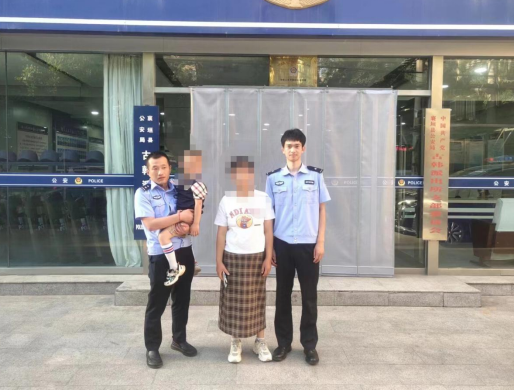 山西襄垣公安古韩派出所：萌娃走失街头  民警帮忙找回