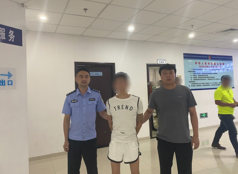 自投罗网 网逃男子公安窗口办业务被福建福安公安当场抓捕