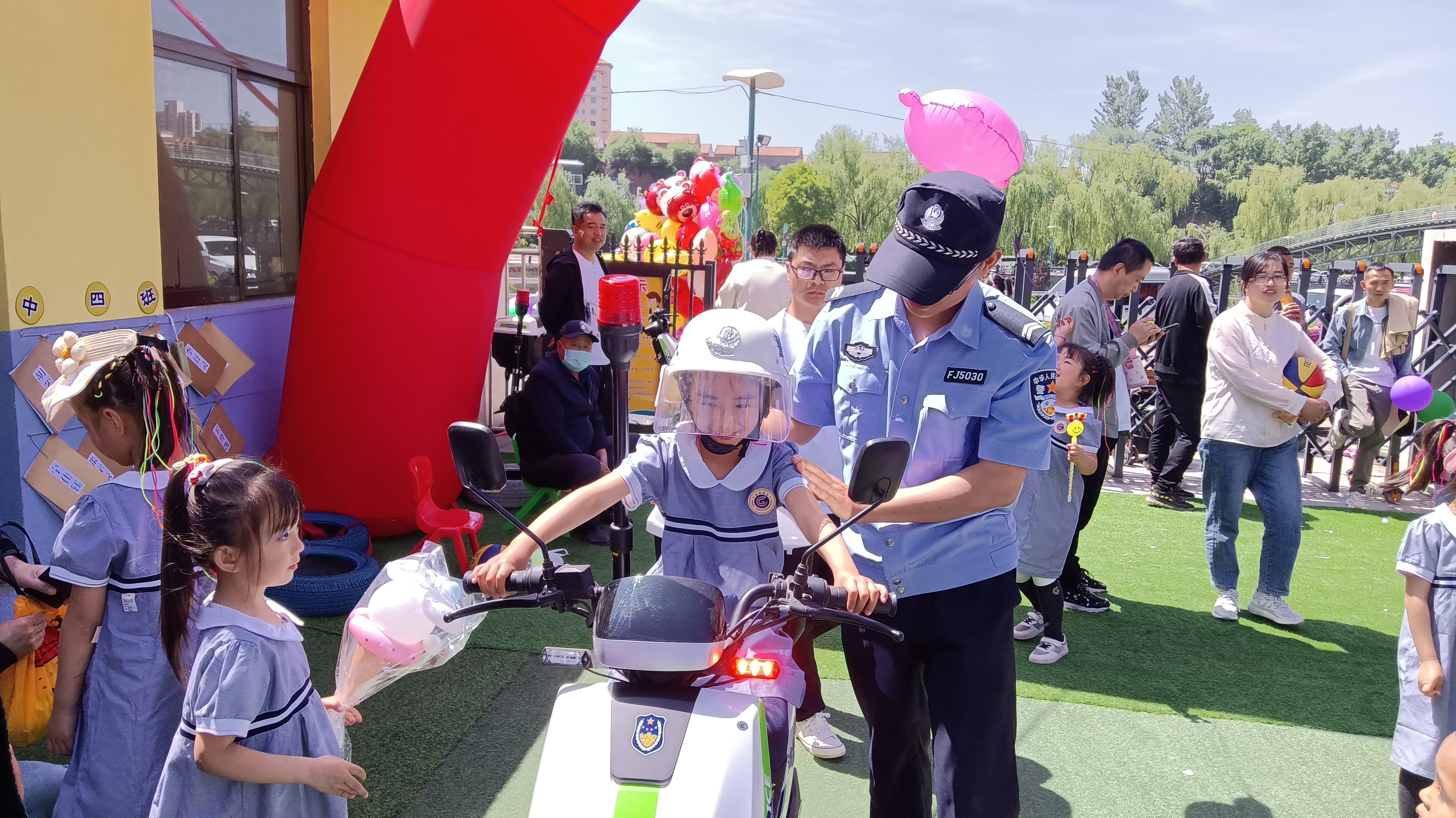 6.13“幼”见民警 安全“童”行——东升社区警务室开展安全教育进校园活动 (6).jpg