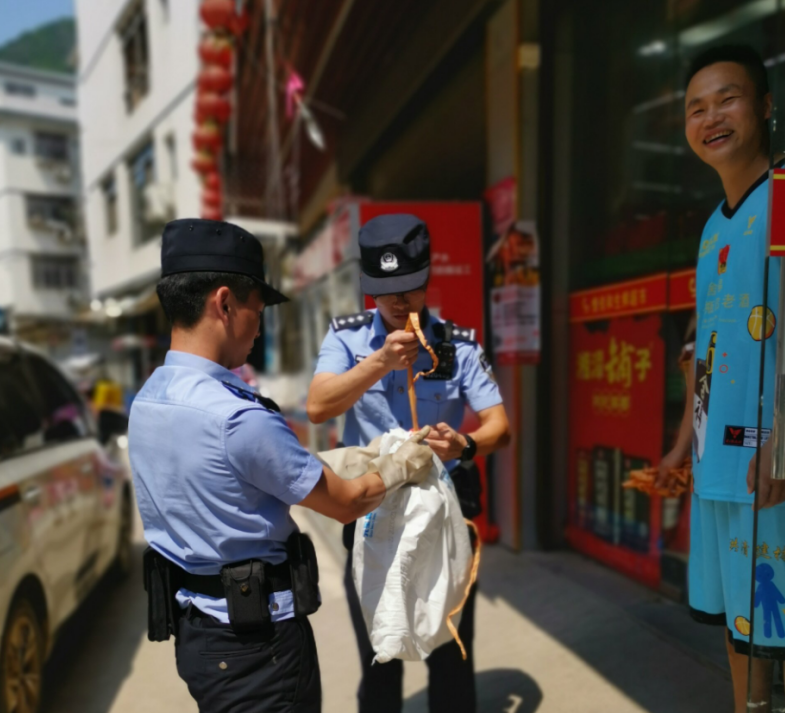 蛇“逛”超市被捕 福建福安民警化险为夷