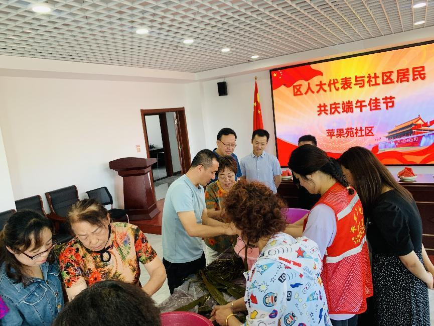 一枝一叶“粽”关情  浓情意切暖人心——太原万柏林区人大代表端午节前开展接待选民