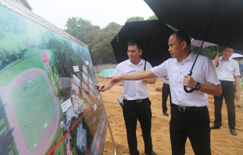 福建漳浦县委书记调研推进医疗和教育民生项目建设