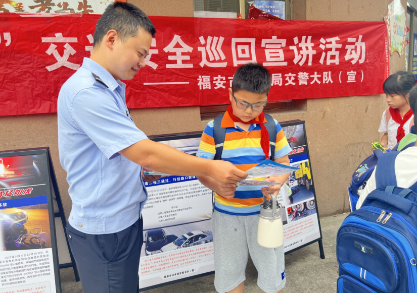 福建福安溪柄派出所联合交警大队女子护卫岗中队开展交通宣传活动