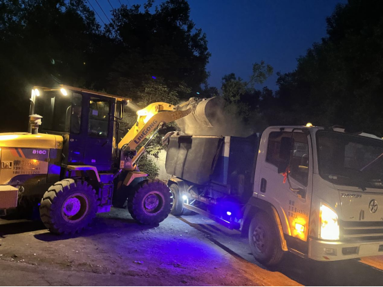 太原万柏林区城管局：清理“无主”垃圾  擦靓城区风貌