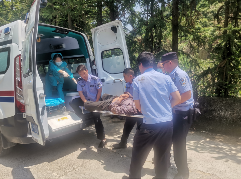 三轮车翻车遇险 福建福安警民携手紧急救助