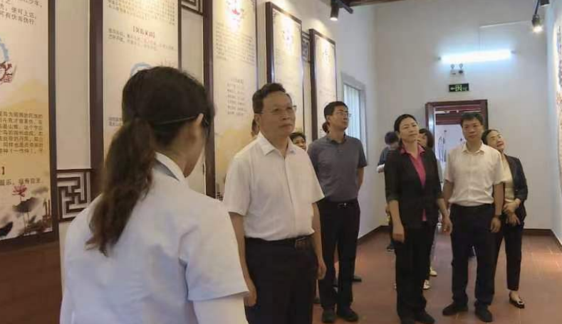 全国人大常委会委员民盟中央副主席谢经荣到福建华安县调研