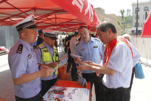 临汾吉县交警积极参加安全生产月宣传咨询日活动