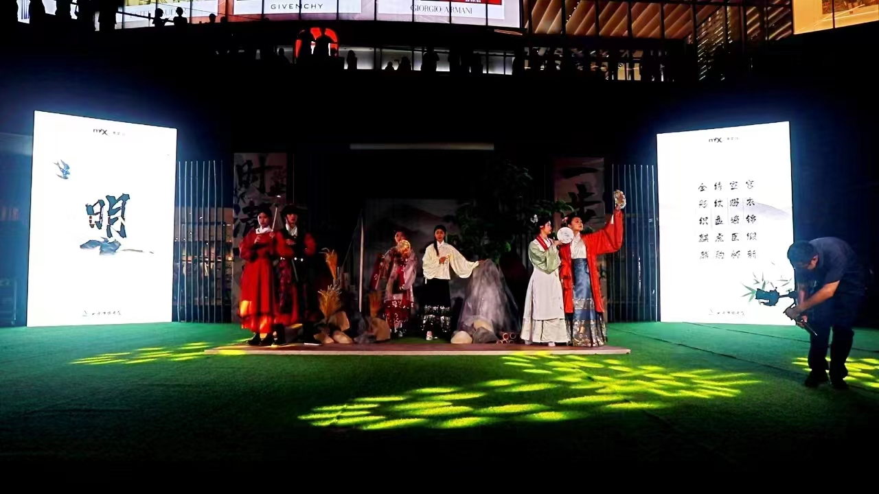 山西传媒学院“汉服印象与‘粽’不同”传统服饰教学成果展演在太原万象城举办