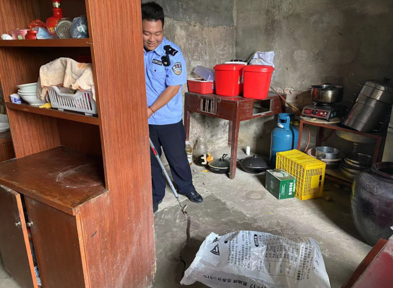 福建福安甘棠（海防）派出所民警及时捕蛇为民解忧