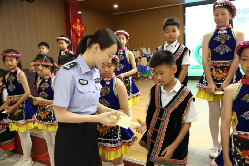 福建福安市公安局联合有关部门深入学校开展扫黄打非“护苗2023”专项行动