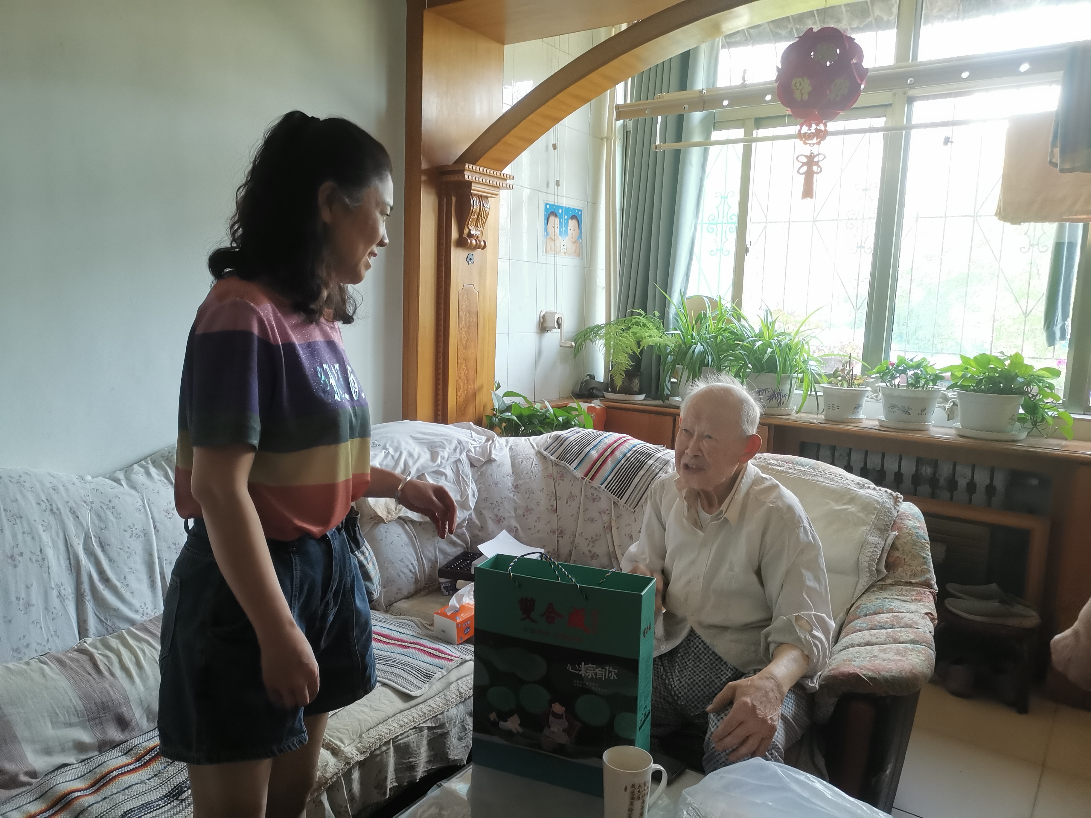 太原古交：“粽“情老干部  关爱送到家