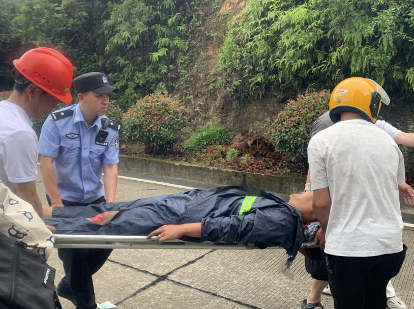 “驴友”夫妇骑行摔伤 福建福安民警暖心救助