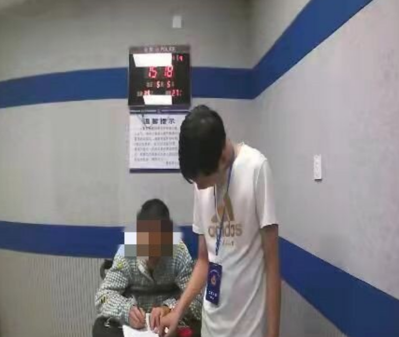 福建福安警方破获一起非法狩猎案 非法捕鸟者反成“笼中鸟”