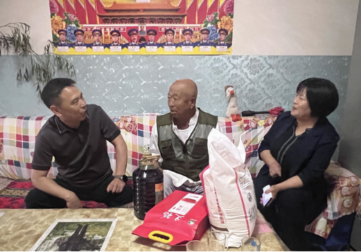 太原娄烦县副县长肖桂峰一行走访慰问老党员