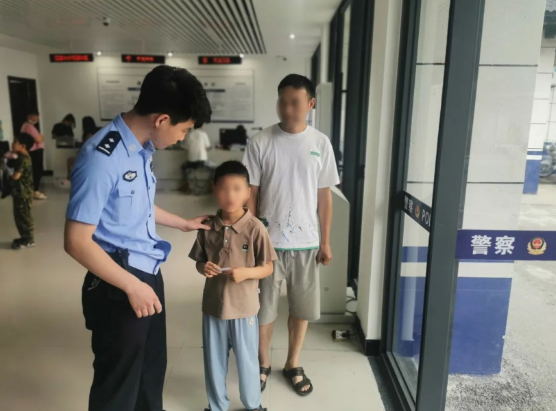 男孩被异物卡喉 福建屏南民警用“海姆立克法” 成功施救