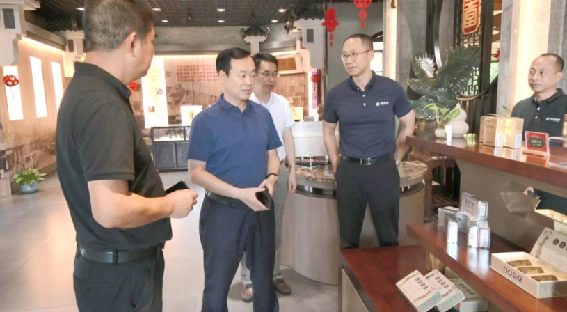 福建漳浦县长到挂钩企业同溢堂调研