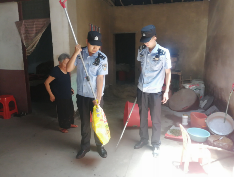 福建福安赛岐派出所“孺子牛”服务队在行动