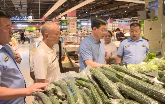 忻州保德县政府副县长、公安局局长姚吉星督导检查鹏飞超市食品安全工作