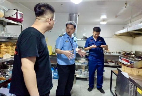 太原万柏林区市监局：聚焦夜市烧烤  筑牢安全屏障