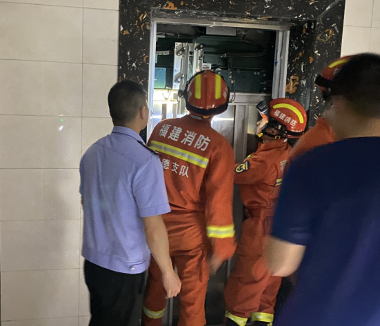 福建福安公安和消防联手解救被困电梯群众