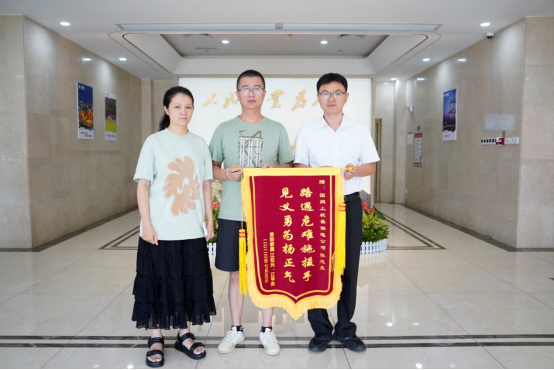 福建上杭供电陈志亮：一天内连救数人 群众致谢送锦旗