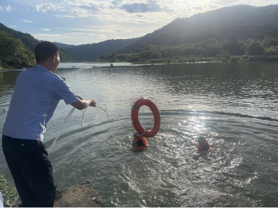 福建福安两男子游泳被困水中央 潭头派出所火速出警救援