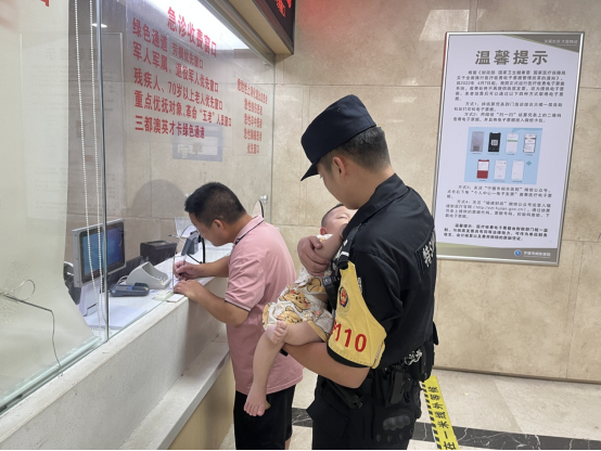 福建福安巡特警巡逻途中偶遇车祸现场 接下来的举动很暖心