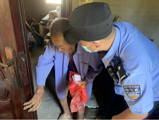 八旬老人报警2万元被盗 福建福安民警细心翻箱倒柜寻回