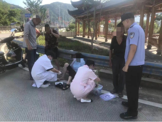 福建福安上白石派出所快速出警救助交通事故受伤群众