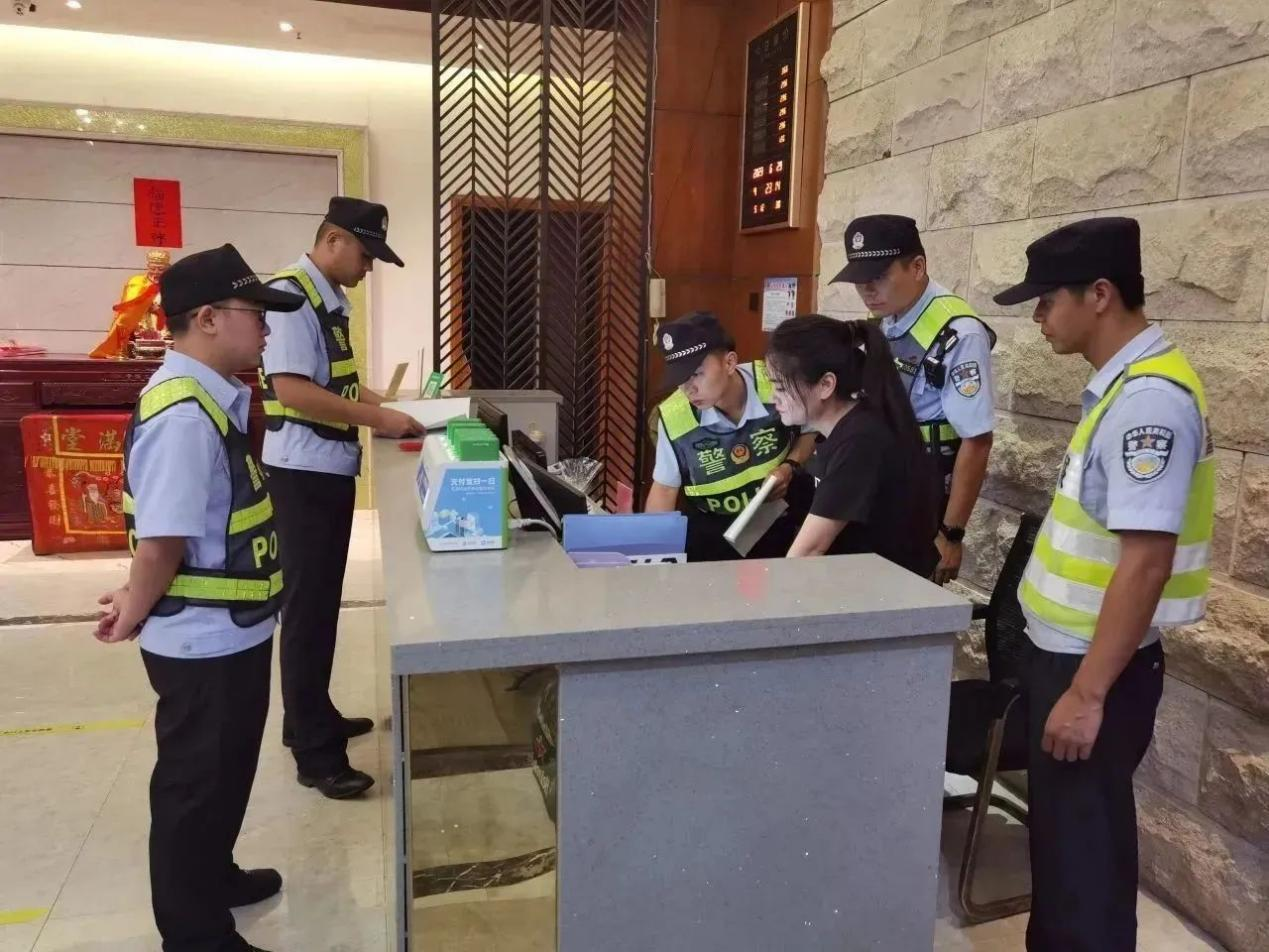 福建漳浦县公安局开展夏夜治安巡查宣防集中统一行动