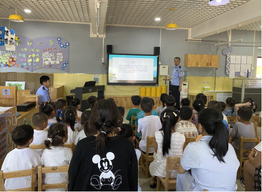 陕西子长公安法制大队：普法宣传进校园  护航成长“警”相随