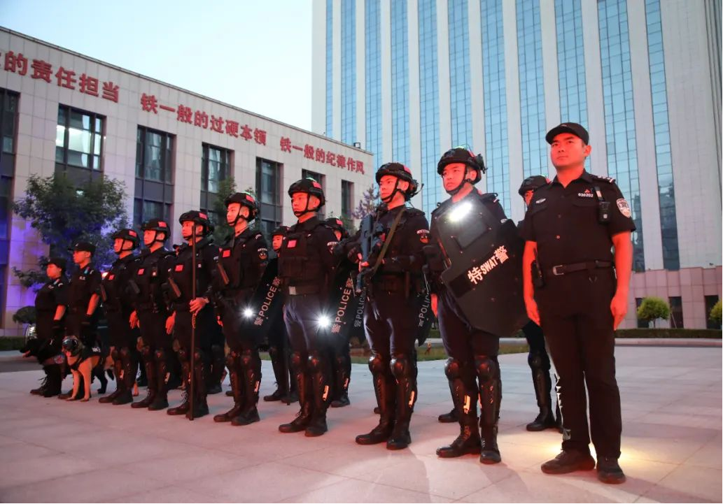 山西阳泉：见警见平安！藏蓝力量点亮城市平安夜色！