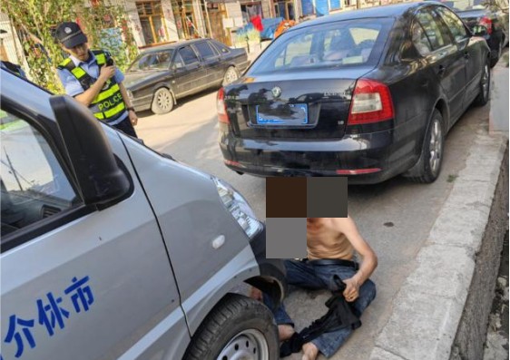龙凤所：男子醉酒躺路边，民警救助送回家494.jpg