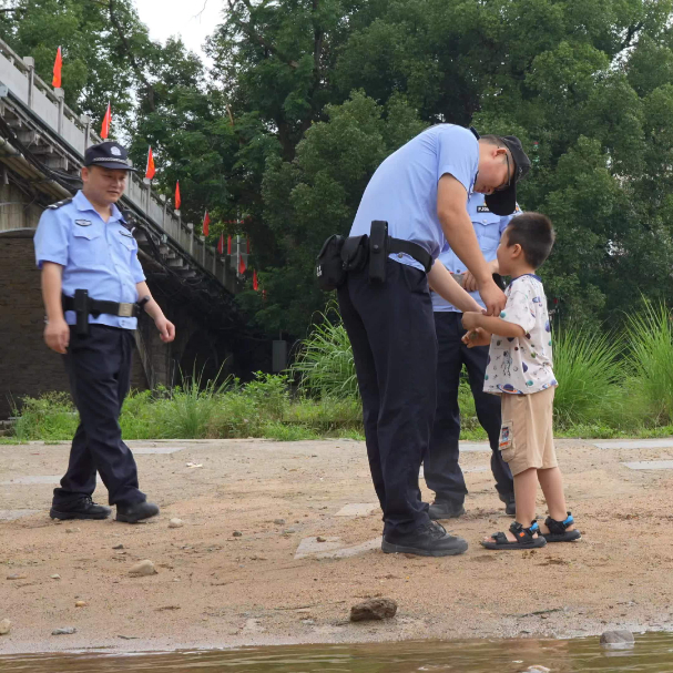 福建福安穆阳（康厝）融合派出所无人机巡逻助力防溺水宣防