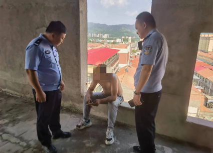 长治沁源：男子酒后欲跳楼轻生，民警化身“情感导师”