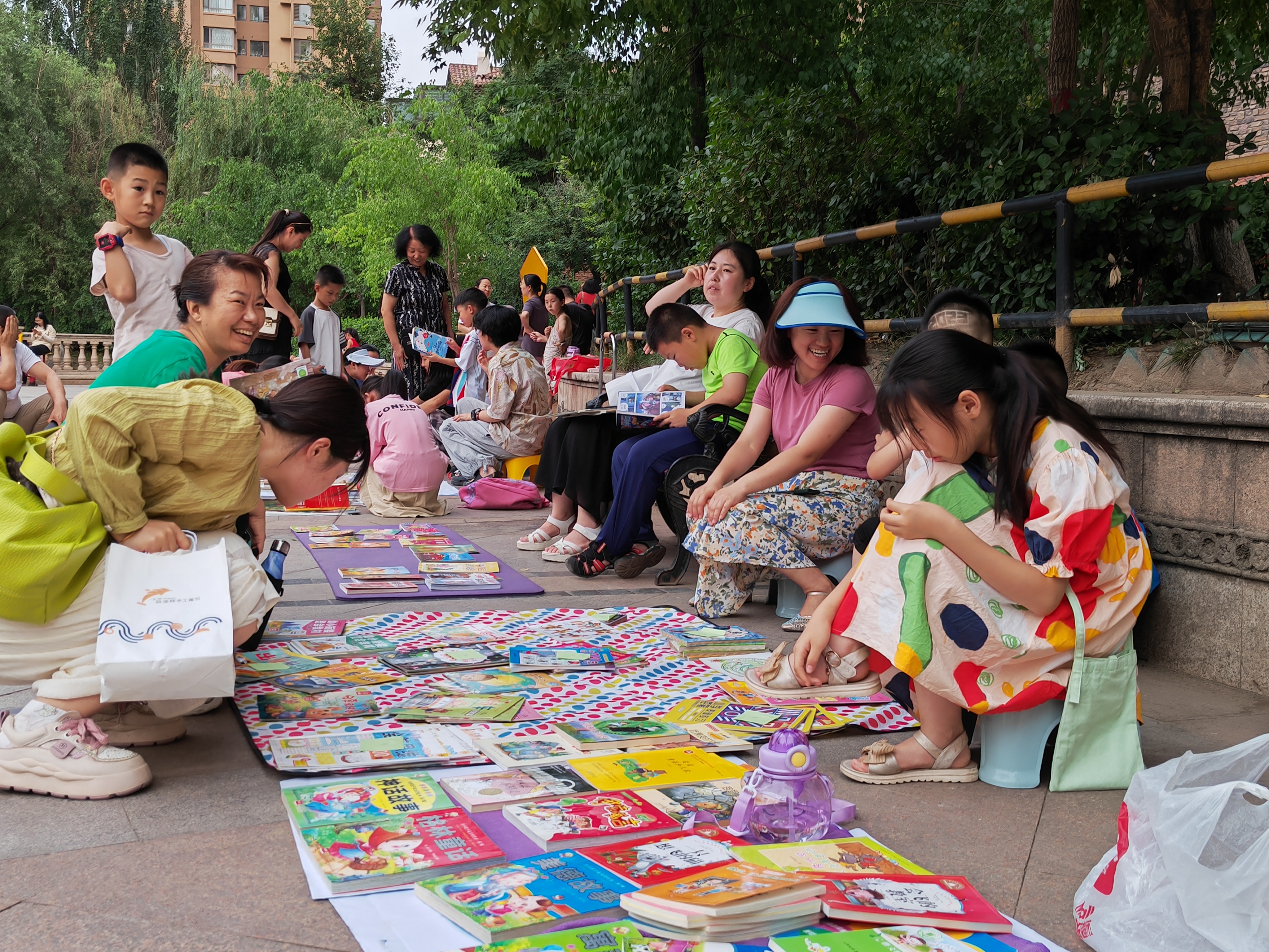 太原晋源区兰亭御湖城社区举办“好书共分享  书香润兰亭”活动