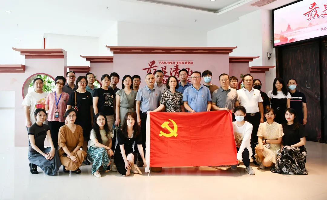 厦门海事法院组织参观“最是清风传家远—厦门市廉洁家风展”主题宣传展