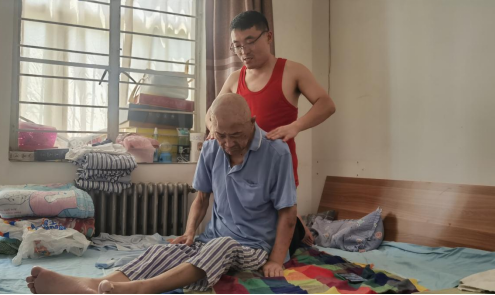 以行动诠释孝道  用爱心彰显美德——记山西潞安化工高河能源抽采二队秦鹏