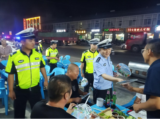 临县公安局交警大队木瓜坪中队开展“拒绝酒驾  从我做起”交通安全宣传活动