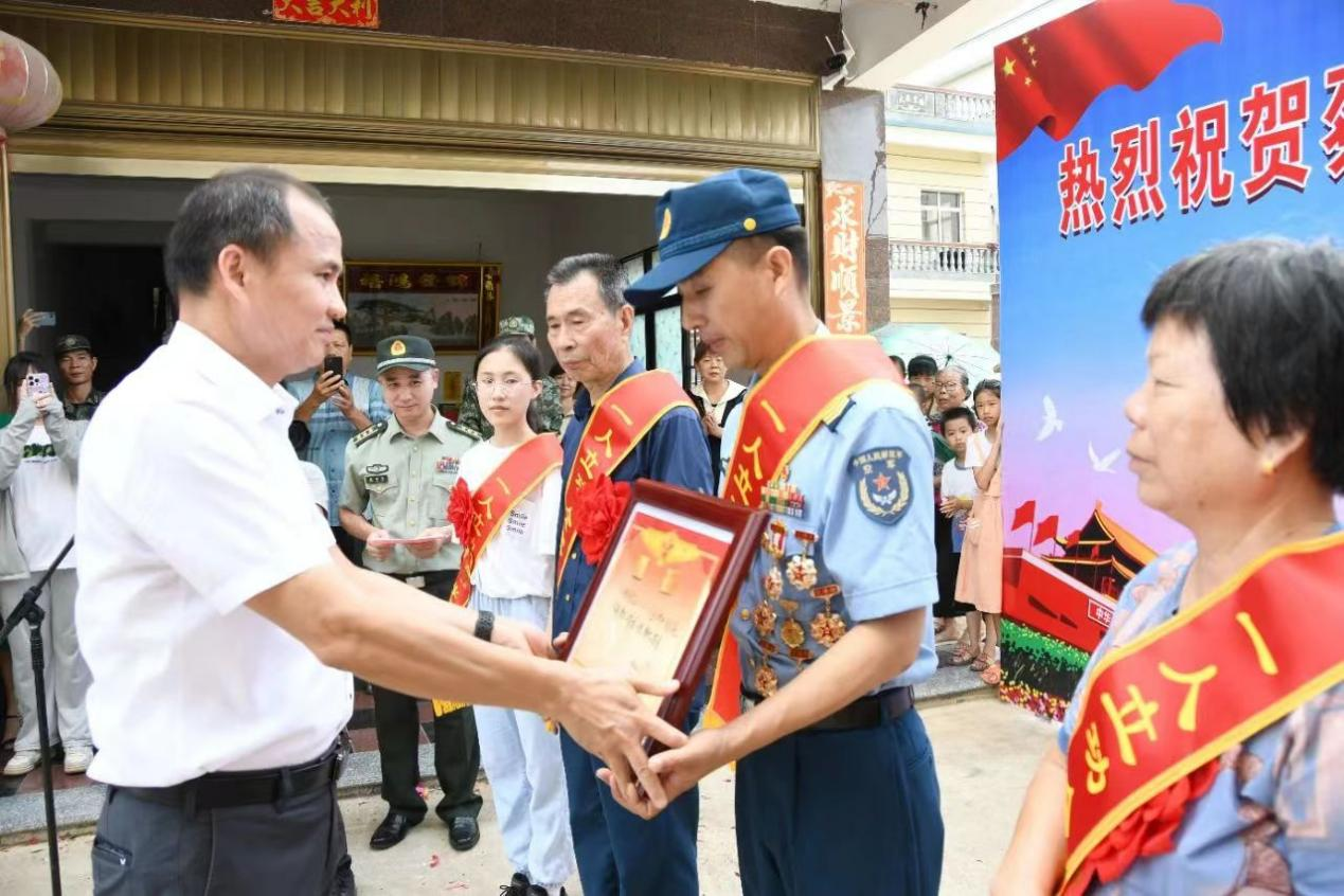 福建漳浦县委书记为二等功臣蔡条阳送立功喜报