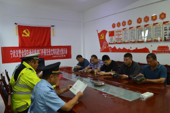 忻州宁武交警会同交通运输部门走进公交公司